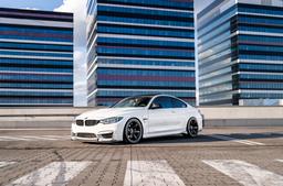 JR Wheels SL-03 Musta alumiinivanteet asennettuna autoon tunnelmallisessa ympäristössä