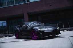 JR Wheels SL-03 Custom aluminiumfälg monterade på bil i stämnigsfull miljö