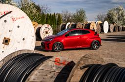 JR Wheels SL-03 Grå aluminiumfälg monterade på bil i stämnigsfull miljö