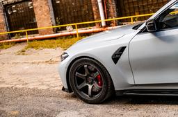 JR Wheels SL-03 Grå aluminiumfälg monterade på bil i stämnigsfull miljö