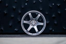 JR Wheels SL-03 Silver aluminiumfälg monterade på bil i stämnigsfull miljö