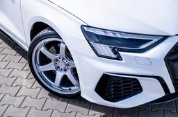 JR Wheels SL-03 Silver aluminiumfälg monterade på bil i stämnigsfull miljö