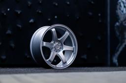JR Wheels SL-03 Silver aluminiumfälg monterade på bil i stämnigsfull miljö