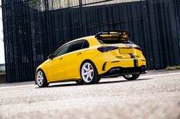 JR Wheels SL-03 Vit aluminiumfälg monterade på bil i stämnigsfull miljö
