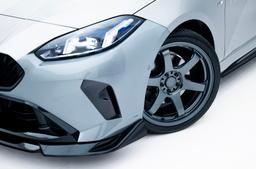JR Wheels SL-03 Custom aluminiumfälg monterade på bil i stämnigsfull miljö
