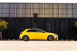 JR Wheels SL-03 Pronssi alumiinivanteet asennettuna autoon tunnelmallisessa ympäristössä