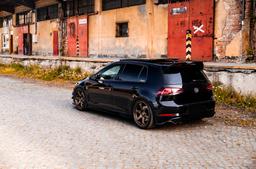 JR Wheels SL-03 Brons aluminiumfälg monterade på bil i stämnigsfull miljö