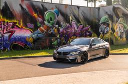 JR Wheels SL-04 Musta alumiinivanteet asennettuna autoon tunnelmallisessa ympäristössä