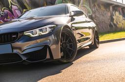 JR Wheels SL-04 Svart aluminiumsfelger montert på bil i en stemningsfull omgivelse