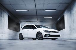 JR Wheels SL-04 Custom alumiinivanteet asennettuna autoon tunnelmallisessa ympäristössä