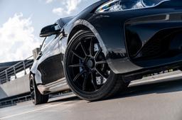 JR Wheels SL-04 Svart aluminiumsfelger montert på bil i en stemningsfull omgivelse