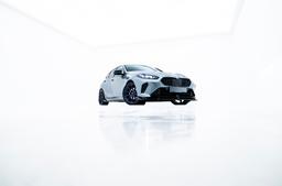 JR Wheels SL-04 Custom alumiinivanteet asennettuna autoon tunnelmallisessa ympäristössä