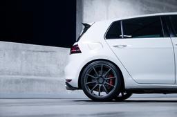 JR Wheels SL-04 Custom alumiinivanteet asennettuna autoon tunnelmallisessa ympäristössä
