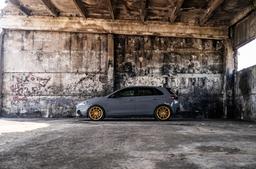 JR Wheels SL-04 Guld aluminiumfälg monterade på bil i stämnigsfull miljö