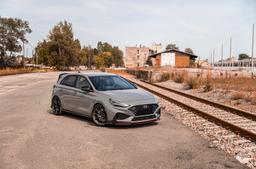 JR Wheels SL-04 Harmaa alumiinivanteet asennettuna autoon tunnelmallisessa ympäristössä