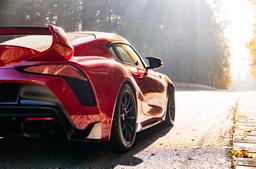 JR Wheels SL-04 Svart aluminiumfälg monterade på bil i stämnigsfull miljö