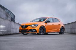 JR Wheels SL-04 Grå aluminiumfälg monterade på bil i stämnigsfull miljö