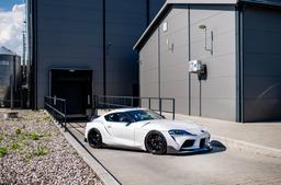 JR Wheels SL-04 Svart aluminiumfälg monterade på bil i stämnigsfull miljö