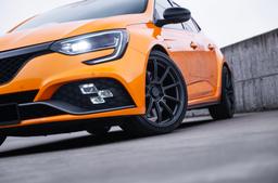 JR Wheels SL-04 Grå aluminiumfälg monterade på bil i stämnigsfull miljö