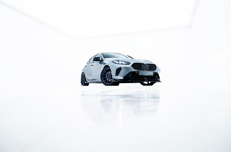 JR Wheels SL-04 Custom aluminiumfälg monterade på bil i stämnigsfull miljö