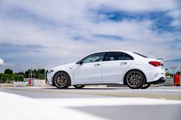 JR Wheels SL-04 Brons aluminiumfälg monterade på bil i stämnigsfull miljö