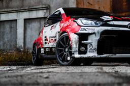 JR Wheels SL-04 Grå aluminiumfälg monterade på bil i stämnigsfull miljö