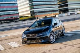 JR Wheels SL-04 Silver aluminiumfälg monterade på bil i stämnigsfull miljö