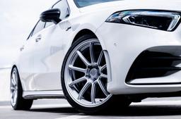 JR Wheels SL-04 Silver aluminiumfälg monterade på bil i stämnigsfull miljö