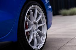 JR Wheels SL-04 Silver aluminiumfälg monterade på bil i stämnigsfull miljö