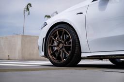 JR Wheels SL-04 Brons aluminiumfälg monterade på bil i stämnigsfull miljö