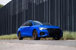 JR Wheels SL-04 Brons aluminiumfälg monterade på bil i stämnigsfull miljö