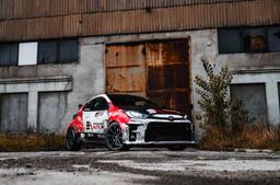 JR Wheels SL-04 Grå aluminiumfälg monterade på bil i stämnigsfull miljö