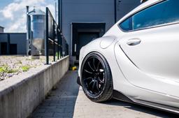 JR Wheels SL-04 Svart aluminiumfälg monterade på bil i stämnigsfull miljö