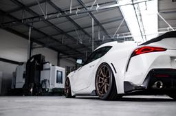 JR Wheels SL-04 Brons aluminiumfälg monterade på bil i stämnigsfull miljö