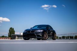 JR Wheels SL-04 Brons aluminiumfälg monterade på bil i stämnigsfull miljö