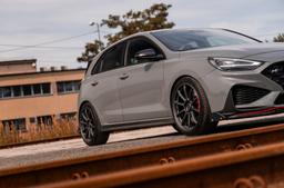 JR Wheels SL-04 Grå aluminiumfälg monterade på bil i stämnigsfull miljö