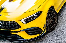 JR Wheels SL-05 Bronse aluminiumsfelger montert på bil i en stemningsfull omgivelse