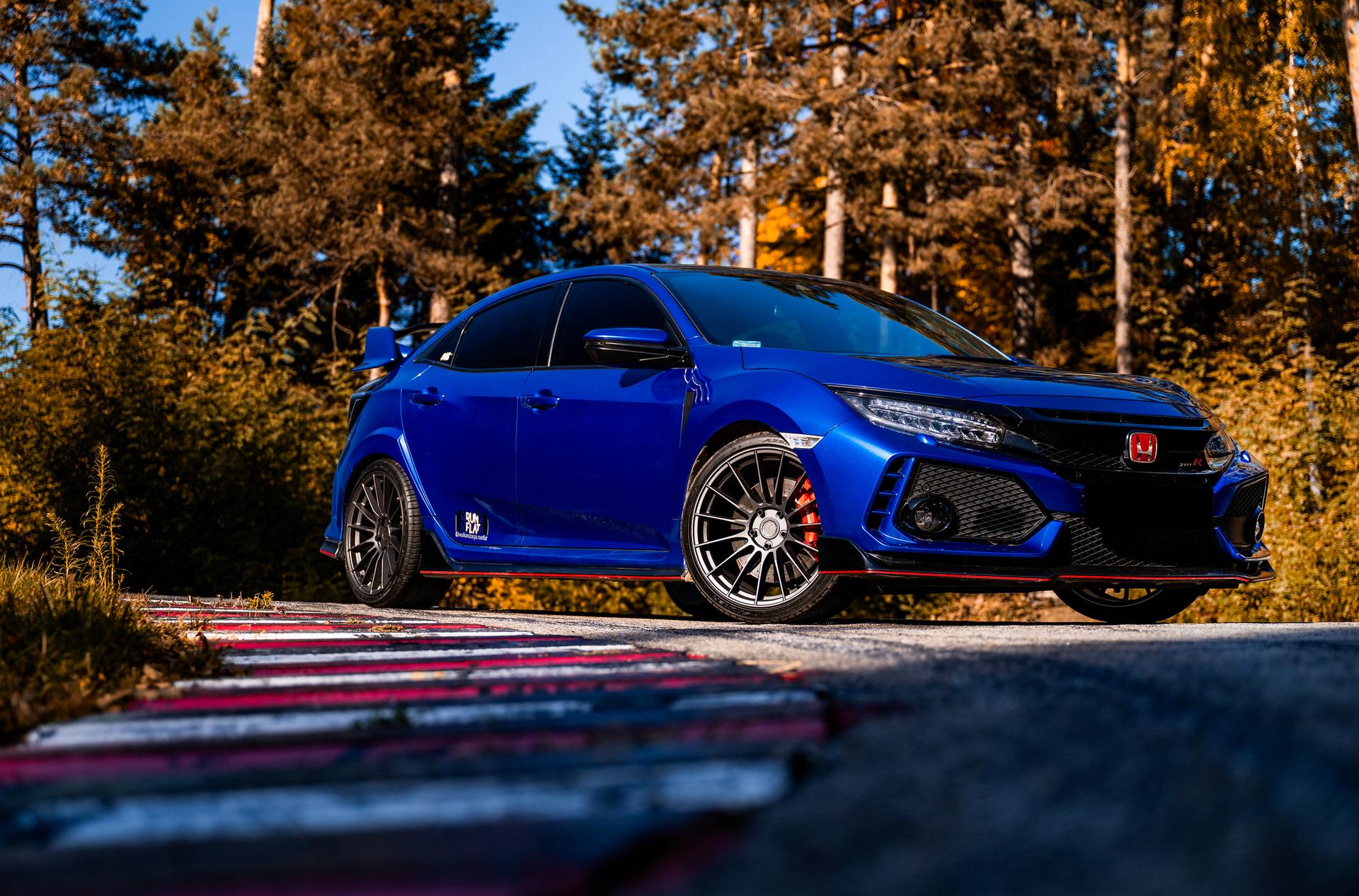 JR Wheels SL-05 Harmaa alumiinivanteet asennettuna autoon tunnelmallisessa ympäristössä