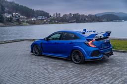 JR Wheels SL-05 Harmaa alumiinivanteet asennettuna autoon tunnelmallisessa ympäristössä