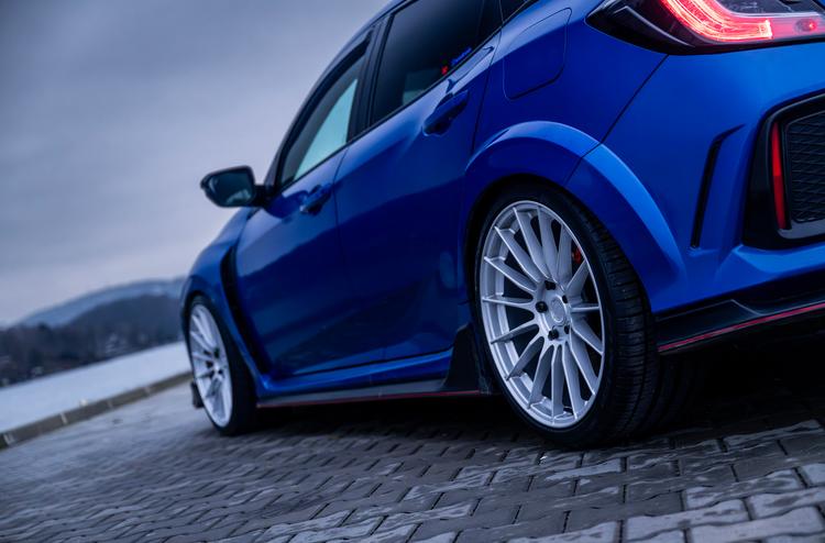 JR Wheels SL-05 Sølv aluminiumsfælge monteret på bil i en stemningsfuld omgivelse