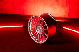 JR Wheels SL-05 Sølv aluminiumsfelger montert på bil i en stemningsfull omgivelse
