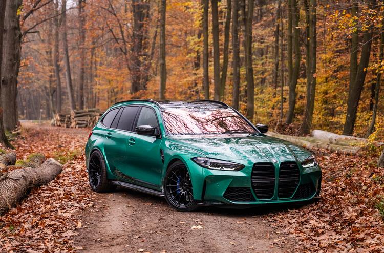 JR Wheels SL-05 Svart aluminiumfälg monterade på bil i stämnigsfull miljö