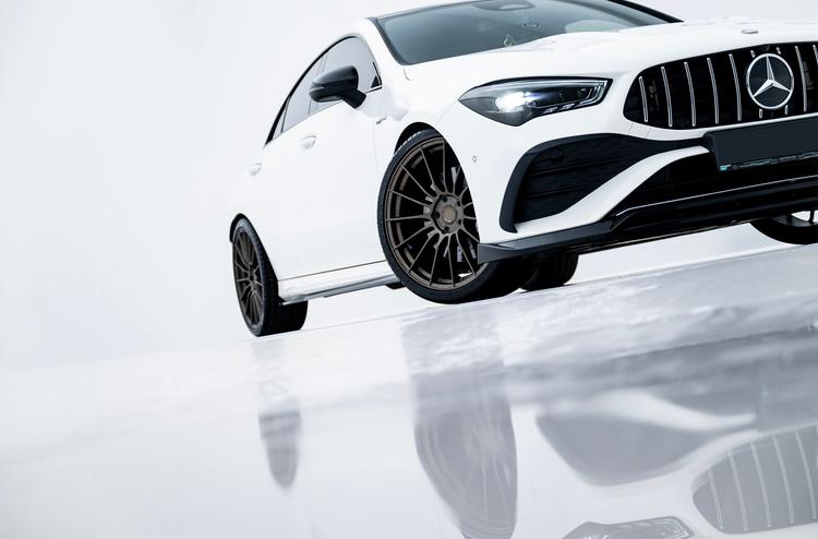 JR Wheels SL-05 Brons aluminiumfälg monterade på bil i stämnigsfull miljö