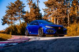 JR Wheels SL-05 Harmaa alumiinivanteet asennettuna autoon tunnelmallisessa ympäristössä