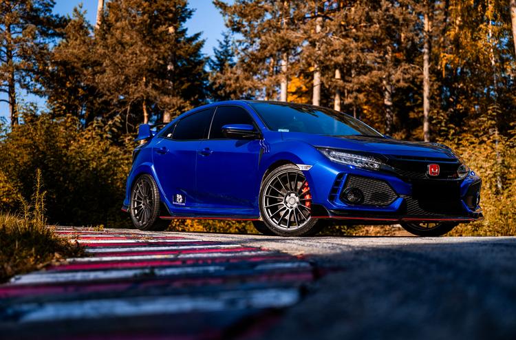 JR Wheels SL-05 Grå aluminiumfälg monterade på bil i stämnigsfull miljö