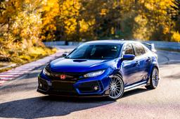 JR Wheels SL-05 Hopea alumiinivanteet asennettuna autoon tunnelmallisessa ympäristössä