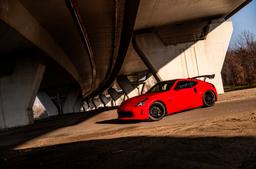 JR Wheels SL-05 Svart aluminiumfälg monterade på bil i stämnigsfull miljö