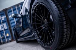 JR Wheels SL-05 Svart aluminiumfälg monterade på bil i stämnigsfull miljö