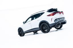 JR Wheels SL-05 Svart aluminiumfälg monterade på bil i stämnigsfull miljö