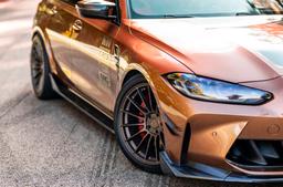 JR Wheels SL-05 Brons aluminiumfälg monterade på bil i stämnigsfull miljö